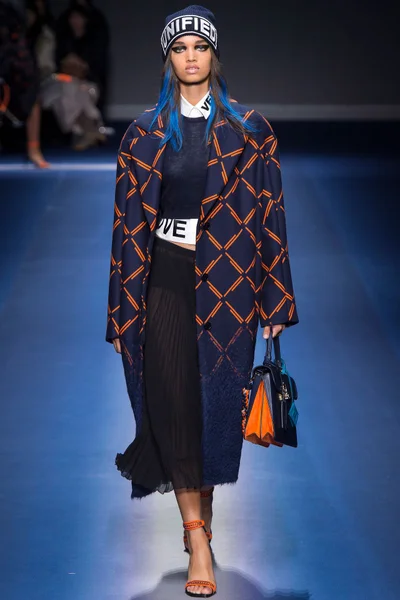 Look 16